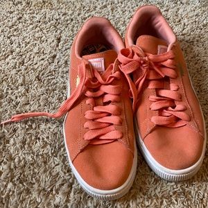 Pristine peach Puma Suede